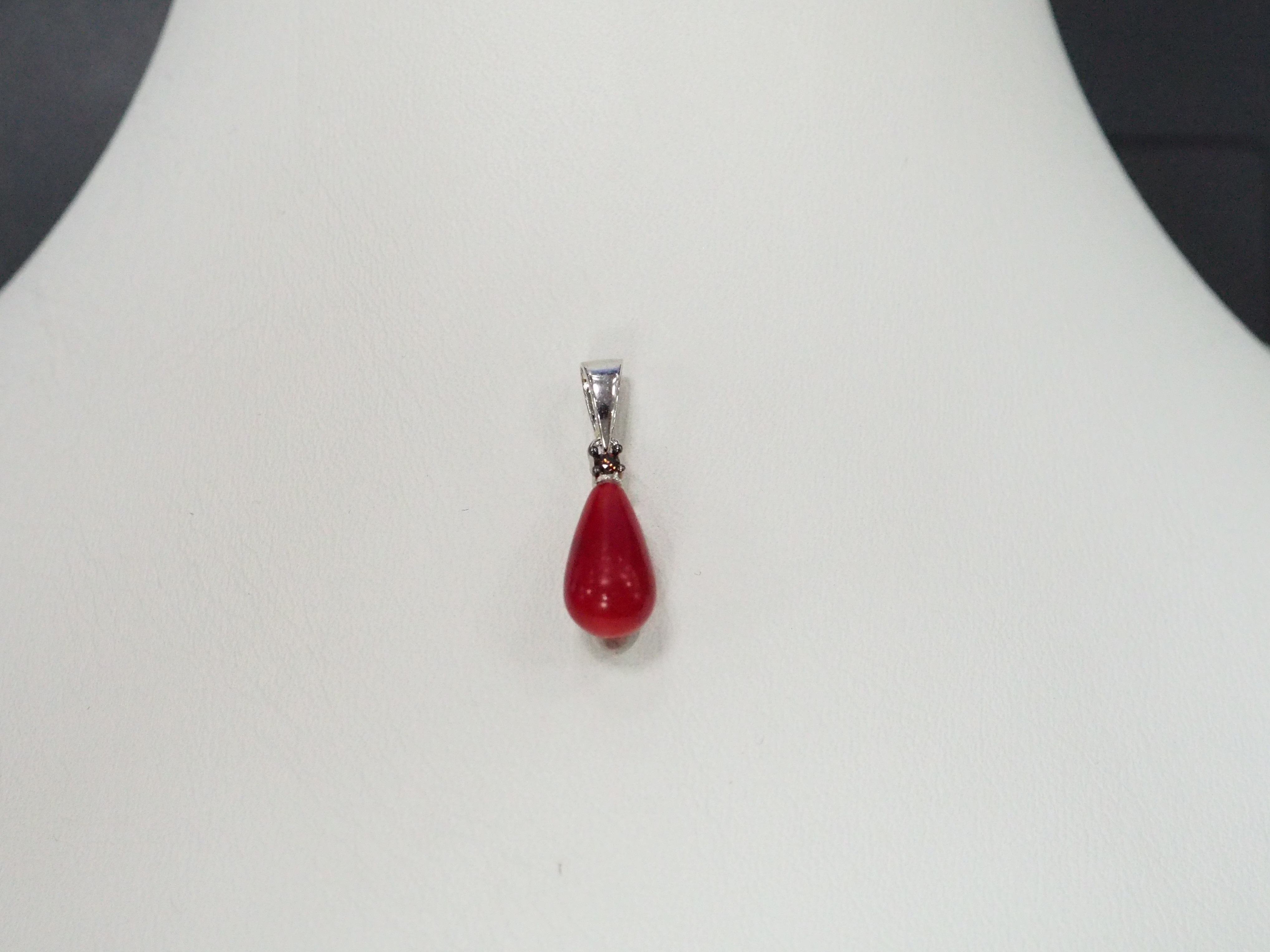 Серебряная подвеска с кораллом
